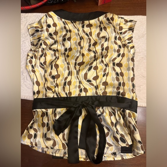 BCBGMAXAZRIA Satin Print Cap Sleeve Wrap Blouse Small Excellent condition - Picture 5 of 9